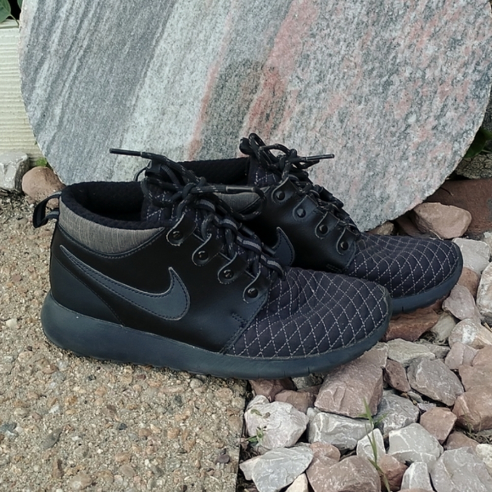 Nike Roshe run mid sneaker boot casual lace up black quilted sneakers